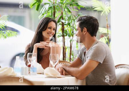 La fête a eu beaucoup de choses à célébrer. Un couple sur une date romantique dans un restaurant. Banque D'Images