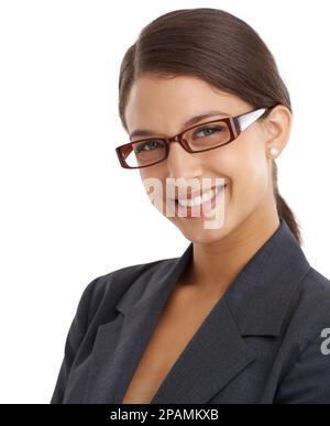 Shes confiant et capable. Portrait d'une jeune femme d'affaires attirante portant des lunettes isolées sur du blanc. Banque D'Images