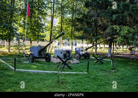 Ermolino, Russie - août 2018 : exposition d'équipements militaires dans le parc de la ville d'Ermolino. District de Borovskiy, région de Kaluzhskiy Banque D'Images