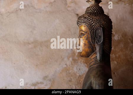 Statue antique de bouddha dans le temple si Saket à Vientiane-Laos Banque D'Images