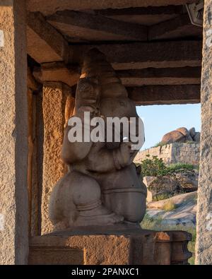 Le temple de Sasivekalu Ganesha à Hampi a une immense statue de Lord Ganesha, sculptée dans un seul bloc de roche. Hampi, la capitale de l'empi de Vijayanagar Banque D'Images