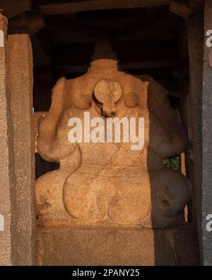 Le temple de Sasivekalu Ganesha à Hampi a une immense statue de Lord Ganesha, sculptée dans un seul bloc de roche. Hampi, la capitale de l'empi de Vijayanagar Banque D'Images