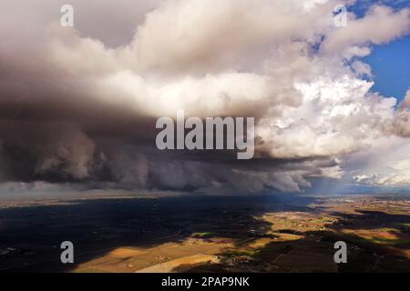 Comté de Stanislaus, Californie, États-Unis. 11th mars 2023. Un énorme système de nuages se déplace au-dessus du comté de Stanislaus dans la vallée de San Joaquin samedi. Un orage et un réchauffement de la tornade ont été donnés pendant que le système a traversé le nord-est du comté de Stanislaus. Une coupure dans la pluie dans certains endroits a permis à certaines zones de sécher avant l'arrivée de la prochaine tempête. Les régions du comté de Stanislaus, en Californie, ont isolé des orages avec un réchauffement de la tornade et un réchauffement violent avec des rapports de grêle de 1 pouces. (Credit image: © Marty Bicek/ZUMA Press Wire) USAGE ÉDITORIAL SEULEMENT! Non destiné À un usage commercial ! Banque D'Images