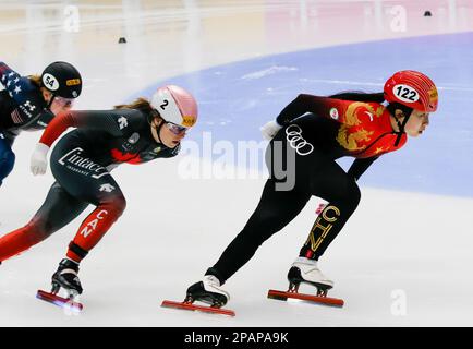 Séoul, Corée du Sud. 12th mars 2023. Gong Li (R) de Chine participe aux quarts de finale des femmes 1000m aux Championnats du monde de patinage de vitesse sur piste courte de l'UIP à Séoul, Corée du Sud, 12 mars 2023. Crédit : Wang Yiliang/Xinhua/Alay Live News Banque D'Images