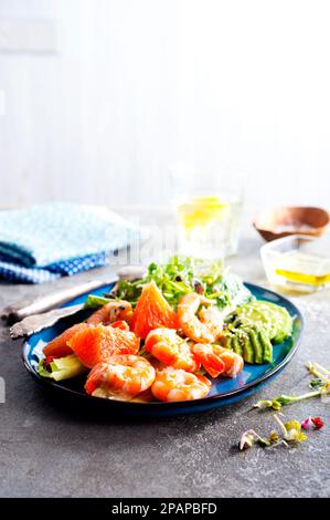 Bol de Bouddha avec œuf dur, avocat, légumes verts, crevettes grillées et sauce. Banque D'Images