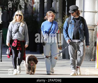 Milan, en. 11th mars 2023. Katia Follesa avec son mari Angelo Pisani et sa fille Agata pour une promenade dans corso Sempione crédit: Agence de photo indépendante/Alamy Live News Banque D'Images
