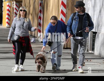 Milan, IT. 11th mars 2023. Katia Follesa avec son mari Angelo Pisani et sa fille Agata pour une promenade dans Corso Sempione crédit: Agence de photo indépendante/Alamy Live News Banque D'Images