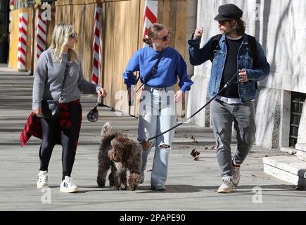 Milan, IT. 11th mars 2023. Katia Follesa avec son mari Angelo Pisani et sa fille Agata pour une promenade dans corso Sempione crédit: Agence de photo indépendante/Alamy Live News Banque D'Images