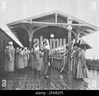 L'empereur russe Nicholas II et le roi Pierre I de Serbie à Tsarskoye Selo contournent la garde de l'honneur. Photo de 1910. Banque D'Images