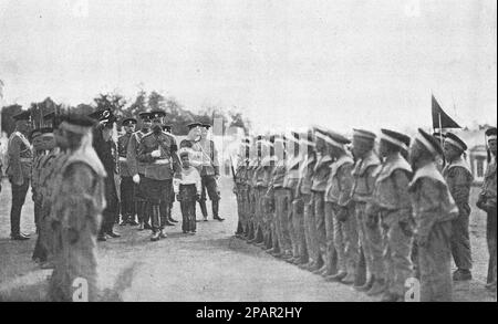 L'empereur russe Nicholas II, avec l'héritier du trône, Alexei Nikolaevich, contourne le front des étudiants de la classe populaire de formation militaire et de gymnastique à Saint-Pétersbourg. Photo de 1910. Banque D'Images