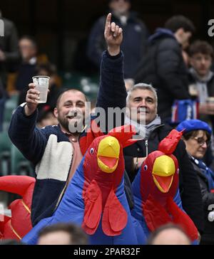 Twickenham, Royaume-Uni. 11th mars 2023. Angleterre V France, Guinness 6 nations. Stade de Twickenham. Twickenham. Deux fans français vêtus de coqs au cours du match de rugby Angleterre V France dans les nations Guinness 6. Credit: Sport en images/Alamy Live News Banque D'Images