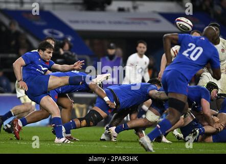 Twickenham, Royaume-Uni. 11th mars 2023. Angleterre V France, Guinness 6 nations. Stade de Twickenham. Twickenham. Antoine Dupont (France, capitaine) donne des coups de pied lors du match de rugby Angleterre V France dans les nations Guinness 6. Credit: Sport en images/Alamy Live News Banque D'Images