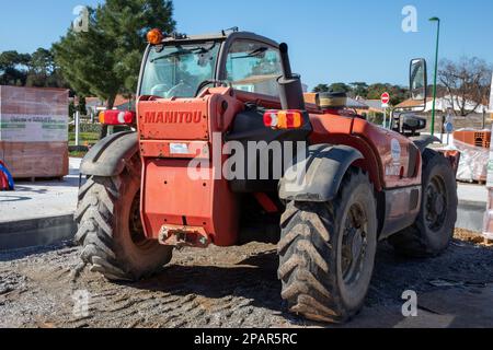 Bordeaux , Aquitaine France - 03 05 2023 : logo Manitou marque et texte signe sur tracteur rouge location chariot élévateur à fourche loyer industriel dans construction si Banque D'Images