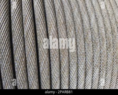 Câble gris, bobine de corde métallique en acier, motif abstrait en spirale Banque D'Images