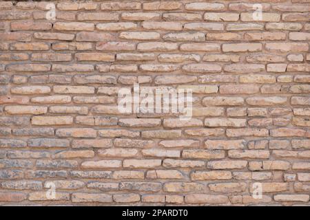 Fragment d'un mur fait de briques d'argile. Gros plan. Banque D'Images