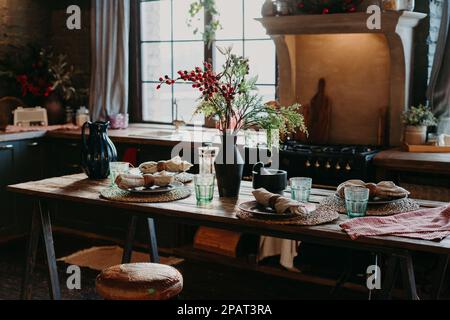 Prise de vue intérieure d'une table servie avec serviettes roulées.Concept de l'heure du dîner.Décor de table.Intérieur de la cuisine maison.Service rustique Banque D'Images