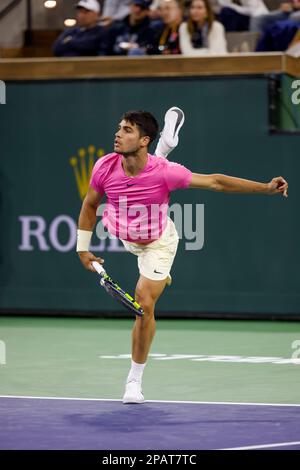 11 mars 2023 Carlos Alcaraz, d'Espagne, sert contre Thanasi Kokkinakis, d'Australie, lors de l'ouverture de BNP Paribas en 2023 au jardin de tennis d'Indian Wells, en Californie. Crédit photo obligatoire : Charles Baus/CSM Banque D'Images