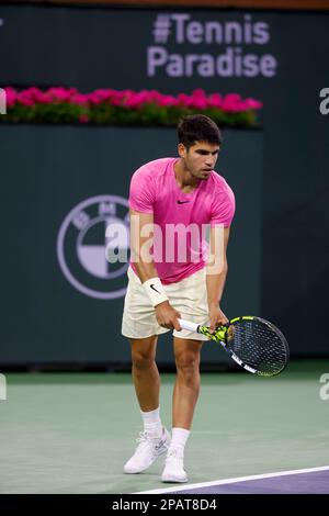 11 mars 2023 Carlos Alcaraz, d'Espagne, sert contre Thanasi Kokkinakis, d'Australie, lors de l'ouverture de BNP Paribas en 2023 au jardin de tennis d'Indian Wells, en Californie. Crédit photo obligatoire : Charles Baus/CSM Banque D'Images