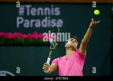 11 mars 2023 Carlos Alcaraz, d'Espagne, sert contre Thanasi Kokkinakis, d'Australie, lors de l'ouverture de BNP Paribas en 2023 au jardin de tennis d'Indian Wells, en Californie. Crédit photo obligatoire : Charles Baus/CSM Banque D'Images
