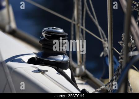 Bateau à voile ponton crochet avec cordes d'amarrage. Banque D'Images