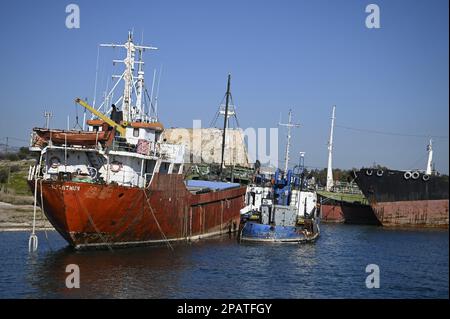 Paysage avec divers naufrages à la baie peu profonde d'Eleusis à Attica, Grèce. Banque D'Images