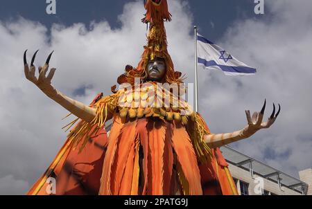 JÉRUSALEM, ISRAËL - MARS 8: (NOTE DE LA RÉDACTION: Les licences audio/musique ne sont pas incluses.) Un homme israélien porte un costume lors des célébrations de la fête juive de Purim sur 8 mars, à Jérusalem, en Israël. La fête juive de Purim célèbre le salut des Juifs du génocide dans la Perse antique, tel que raconté dans le Scroll of Esther. Banque D'Images