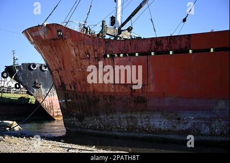 Paysage avec divers naufrages à la baie peu profonde d'Eleusis à Attica, Grèce. Banque D'Images