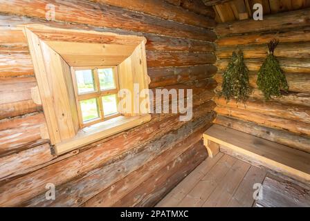 Balais secs en bouleau pour un bain de vapeur dans la maison traditionnelle russe de bain en bois Banque D'Images