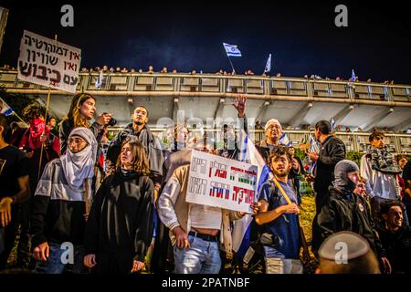 Tel Aviv, Israël. 11th mars 2023. Les manifestants pro-démocratie israéliens se réunissent pendant la manifestation. Les manifestants sont descendus dans la rue, tandis que les manifestations contre la réforme judiciaire sont entrées dans leur dixième semaine consécutive. Crédit : SOPA Images Limited/Alamy Live News Banque D'Images