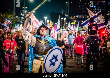 Tel Aviv, Israël. 11th mars 2023. Un manifestant israélien en faveur de la démocratie a été vu en marche pendant la manifestation. Les manifestants sont descendus dans la rue, tandis que les manifestations contre la réforme judiciaire sont entrées dans leur dixième semaine consécutive. Crédit : SOPA Images Limited/Alamy Live News Banque D'Images