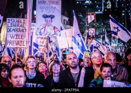 Tel Aviv, Israël. 11th mars 2023. Les manifestants pro-démocratie israéliens branquent des drapeaux pendant la manifestation. Les manifestants sont descendus dans la rue, tandis que les manifestations contre la réforme judiciaire sont entrées dans leur dixième semaine consécutive. Crédit : SOPA Images Limited/Alamy Live News Banque D'Images