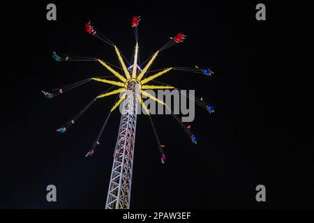 Hambourg, Allemagne, 06 avril 2019 - Hamburger Dom, Sky Dance le carrousel de la chaîne sur le printemps Dom. Banque D'Images