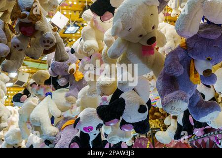 Hambourg, Allemagne, 06 avril 2019 - Hamburger Dom, animaux en peluche, prix au stand de loterie du Spring-Dome. Le plus grand festival folklorique du nord Banque D'Images