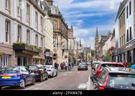 5 septembre 2022 : Inverness, Écosse - rue animée de l'église dans le centre-ville d'Inverness, bourrée de gens, de circulation et de voitures garées. Banque D'Images