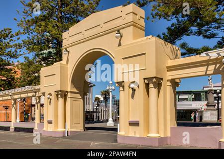 5 décembre 2022 : Napier, Hawkes Bay, Nouvelle-Zélande - The Napier Arch sur Marine Parade à Napier, Nouvelle-Zélande. Napier a été en grande partie reconstruit dans l'art déco... Banque D'Images