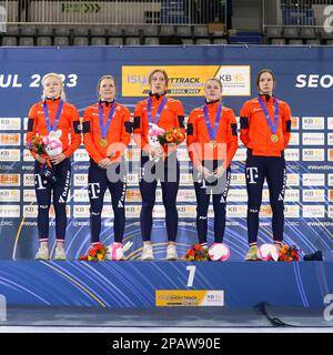 SÉOUL, CORÉE - MARS 12 : Michelle Velzeboer des pays-Bas, Xandra Velzeboer des pays-Bas, Selma Poutsma des pays-Bas, Suzanne Scholing des pays-Bas et Yara van Kerkhof des pays-Bas lors de la cérémonie du podium après avoir participé au Relais des femmes lors des Championnats du monde de patinage de vitesse sur piste courte de l'UIP à la patinoire Mokdong sur 12 mars 2023 à Séoul, en Corée (photo d'Andre Weening/Orange Pictures) Banque D'Images