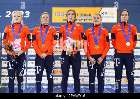 SÉOUL, CORÉE - MARS 12 : Michelle Velzeboer des pays-Bas, Xandra Velzeboer des pays-Bas, Selma Poutsma des pays-Bas, Suzanne Scholing des pays-Bas et Yara van Kerkhof des pays-Bas lors de la cérémonie du podium après avoir participé au Relais des femmes lors des Championnats du monde de patinage de vitesse sur piste courte de l'UIP à la patinoire Mokdong sur 12 mars 2023 à Séoul, en Corée (photo d'Andre Weening/Orange Pictures) Banque D'Images