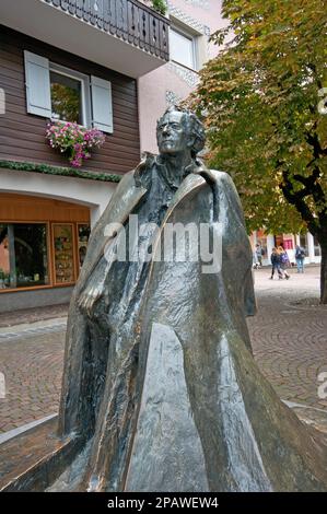 Statue en bronze du célèbre musicien Gustav Mahler (1860-1911), sculptée en 1983 par le slovène Bojan Kunaver, Dobbiaco, Trentin-Haut-Adige, Italie Banque D'Images