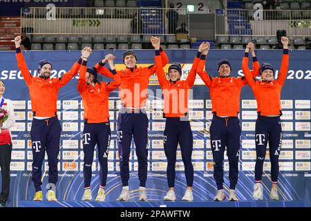 SÉOUL, CORÉE - MARS 12: Itzhak de Laat des pays-Bas, Selma Poutsma des pays-Bas, Teun Boer des pays-Bas, Suzanne Schiling des pays-Bas, Jens van 't Wout des pays-Bas et Xandra Velzeboer des pays-Bas lors de la cérémonie du podium après avoir participé au relais mixte lors des Championnats du monde de patinage de vitesse sur piste courte de l'UIP à la patinoire Mokdong sur 12 mars 2023 à Séoul, Corée (photo d'Andre Weening/Orange Pictures) Banque D'Images