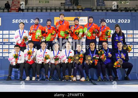 SÉOUL, CORÉE - MARS 12 : Li Gong de Chine, Wenlong Li de Chine, Xiaojun Lin de Chine, Yize Zang de Chine, Itzhak de Laat des pays-Bas, Selma Poutsma des pays-Bas, Teun Boer des pays-Bas, Suzanne Schiling des pays-Bas, Jens van 't Wout des pays-Bas et Xandra Velzeboer des pays-Bas, Andrea Cassinelli d'Italie, Arianna Sighel d'Italie, Pietro Sighel, d'Italie, et Arianna Valcepina, d'Italie, lors de la cérémonie du podium, après avoir participé au Relais mixte lors des Championnats du monde de patinage de vitesse sur piste courte de l'UIP à la patinoire Mokdong sur 12 mars 2023 à Séoul, en Corée Banque D'Images