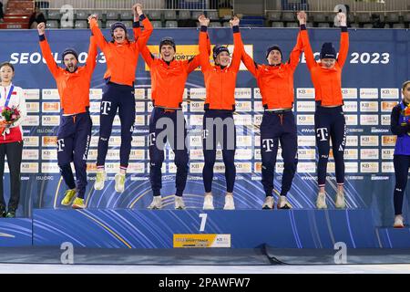 SÉOUL, CORÉE - MARS 12: Itzhak de Laat des pays-Bas, Selma Poutsma des pays-Bas, Teun Boer des pays-Bas, Suzanne Schiling des pays-Bas, Jens van 't Wout des pays-Bas et Xandra Velzeboer des pays-Bas lors de la cérémonie du podium après avoir participé au relais mixte lors des Championnats du monde de patinage de vitesse sur piste courte de l'UIP à la patinoire Mokdong sur 12 mars 2023 à Séoul, Corée (photo d'Andre Weening/Orange Pictures) Banque D'Images