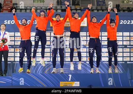 SÉOUL, CORÉE - MARS 12: Itzhak de Laat des pays-Bas, Selma Poutsma des pays-Bas, Teun Boer des pays-Bas, Suzanne Schiling des pays-Bas, Jens van 't Wout des pays-Bas et Xandra Velzeboer des pays-Bas lors de la cérémonie du podium après avoir participé au relais mixte lors des Championnats du monde de patinage de vitesse sur piste courte de l'UIP à la patinoire Mokdong sur 12 mars 2023 à Séoul, Corée (photo d'Andre Weening/Orange Pictures) Banque D'Images
