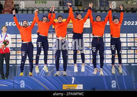 SÉOUL, CORÉE - MARS 12: Itzhak de Laat des pays-Bas, Selma Poutsma des pays-Bas, Teun Boer des pays-Bas, Suzanne Schiling des pays-Bas, Jens van 't Wout des pays-Bas et Xandra Velzeboer des pays-Bas lors de la cérémonie du podium après avoir participé au relais mixte lors des Championnats du monde de patinage de vitesse sur piste courte de l'UIP à la patinoire Mokdong sur 12 mars 2023 à Séoul, Corée (photo d'Andre Weening/Orange Pictures) Banque D'Images