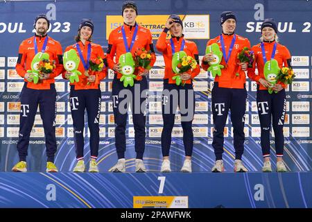 SÉOUL, CORÉE - MARS 12: Itzhak de Laat des pays-Bas, Selma Poutsma des pays-Bas, Teun Boer des pays-Bas, Suzanne Schiling des pays-Bas, Jens van 't Wout des pays-Bas et Xandra Velzeboer des pays-Bas lors de la cérémonie du podium après avoir participé au relais mixte lors des Championnats du monde de patinage de vitesse sur piste courte de l'UIP à la patinoire Mokdong sur 12 mars 2023 à Séoul, Corée (photo d'Andre Weening/Orange Pictures) Banque D'Images