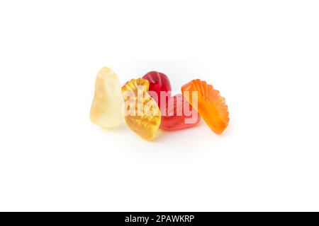 Bonbons en gelée multicolores de différentes formes de fruits, isolés sur du blanc Banque D'Images