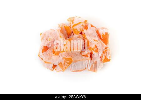 Citrouille d'orange coupée en cubes et congelée pour le stockage, isolée sur fond blanc Banque D'Images