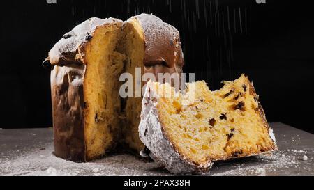 Panettone avec fruits secs sur fond noir, foyer sélectif. Banque D'Images