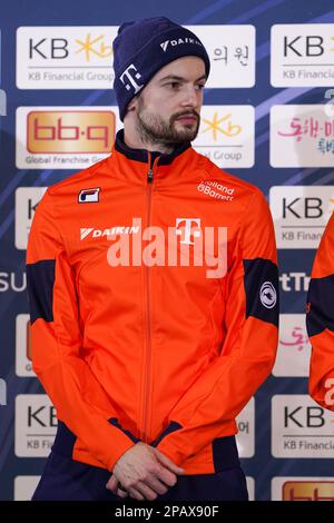 SÉOUL, CORÉE - 12 MARS : Itzhak de Laat des pays-Bas lors de la cérémonie du podium après avoir participé au Relais mixte lors des Championnats du monde de patinage de vitesse sur piste courte de l'UIP à la patinoire Mokdong sur 12 mars 2023 à Séoul, Corée (photo d'Andre Weening/Orange Pictures) Banque D'Images