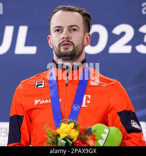 SÉOUL, CORÉE - 12 MARS : Itzhak de Laat des pays-Bas lors de la cérémonie du podium après avoir participé au Relais mixte lors des Championnats du monde de patinage de vitesse sur piste courte de l'UIP à la patinoire Mokdong sur 12 mars 2023 à Séoul, Corée (photo d'Andre Weening/Orange Pictures) Banque D'Images