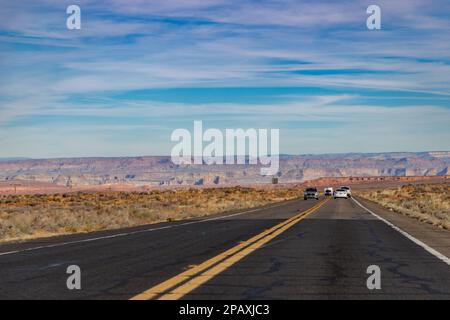 Une photo des États-Unis Route 89 en Arizona, avec le paysage du Grand Canyon au loin. Banque D'Images